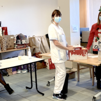 Distribution cadeaux par le CSE des Feuillades, centre de rééducation à Aix en Provence