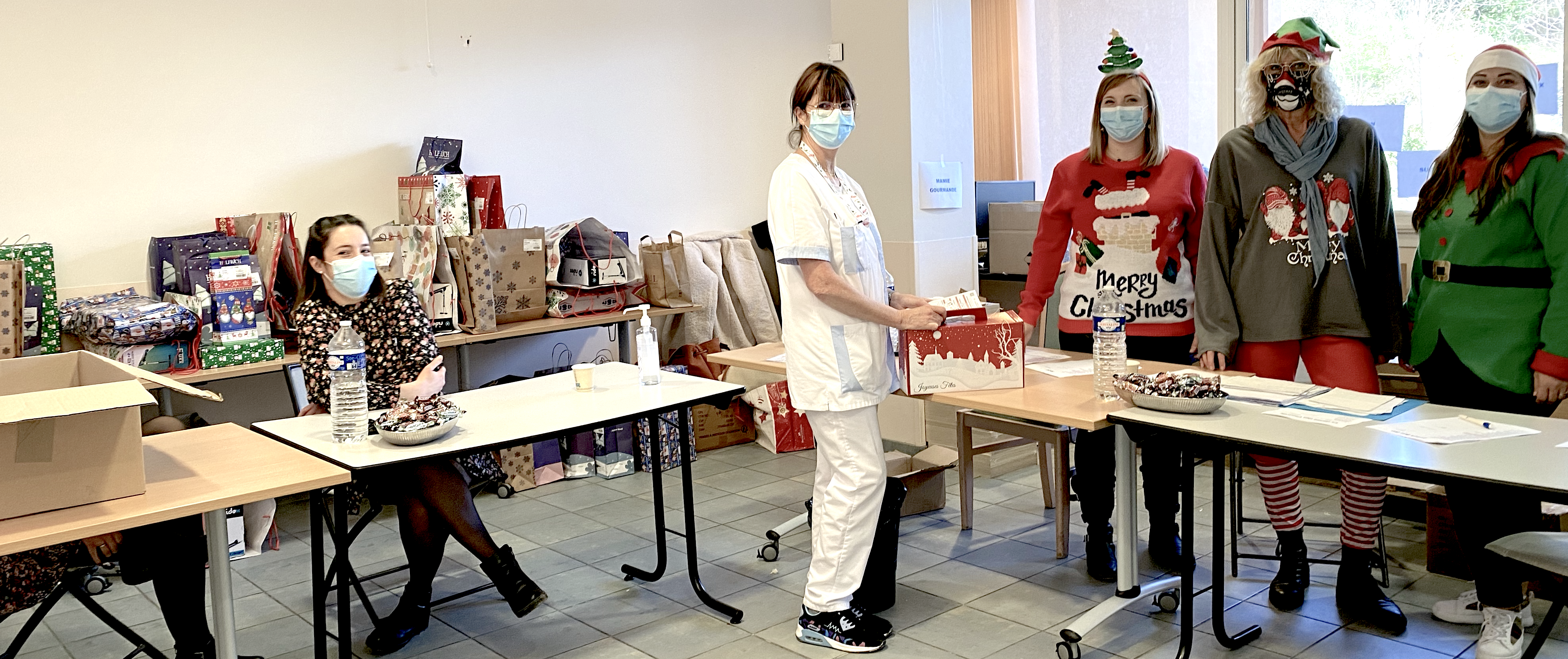 Distribution cadeaux par le CSE des Feuillades, centre de rééducation à Aix en Provence 